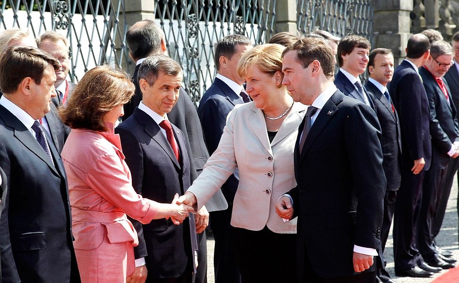 Перед началом российско-германских межгосударственных консультаций. С Федеральным канцлером Германии Ангелой Меркель в ходе представления членов делегаций двух стран.