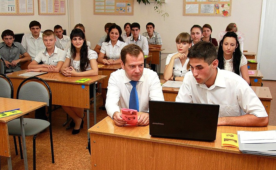 During a visit to general education school No. 19 in the village of Verkhnerusskoye, Dmitry Medvedev took part in an eleventh form lesson.