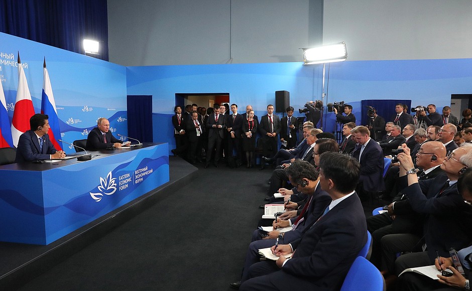 По окончании российско-японских переговоров Владимир Путин и Синдзо Абэ сделали заявления для прессы.