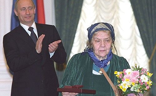 КРЕМЛЬ. Государственная премия в области литературы и искусства 2002 года вручена поэтессе Новелле Матвеевой.