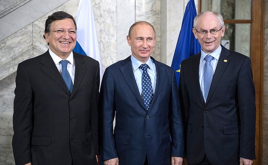 С Председателем Еврокомиссии Жозе Мануэлом Баррозу (слева) и Председателем Европейского совета Херманом Ван Ромпёем.