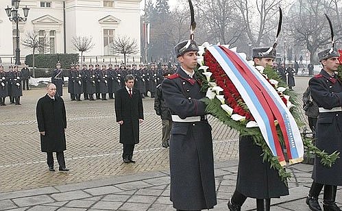 Laying a wreath on the Monument to Russian Tsar Aleksandr II.