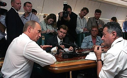 С российскими журналистами на борту президентского самолета.