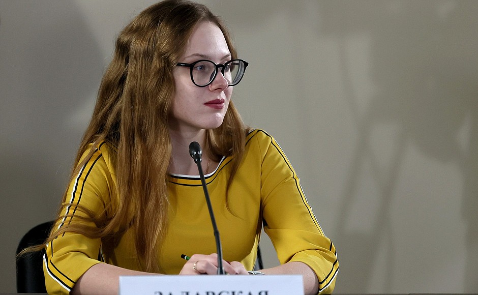 At a meeting of the 2nd Congress of Young Scientists and participants in the Management Personnel Pool programme for science, technology and higher education. Postgraduate student at the Department of Management of Foreign Economic Activity of the Donetsk Academy of Management and Public Administration under the Head of the Donetsk People's Republic Alexandra Zalavskaya.