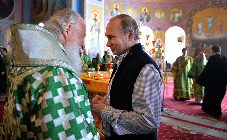 С Патриархом Московским и всея Руси Кириллом перед началом торжественной литургии в Спасо-Преображенском соборе Валаамского монастыря.