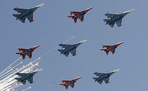 Военный парад в честь 64-й годовщины Победы в Великой Отечественной войне. Над Красной площадью – авиационные группы высшего пилотажа «Русские витязи» и «Стрижи» на боевых самолётах Су-27 и МиГ-29.