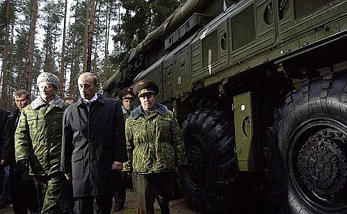 Examining the Topol-M mobile missile system of the Strategic Rocket Forces division.