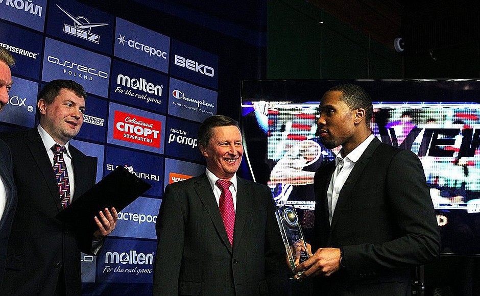 Sergei Ivanov presents prizes to the best players of the 2012/13 VTB United League regular-season basketball tournament. Earl Rowland (right), 2012/13 VTB United League regular-season MVP.