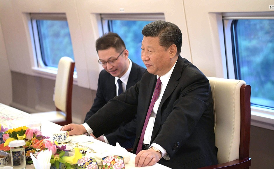 Председатель КНР Си Цзиньпин во время поездки на скоростном электропоезде.