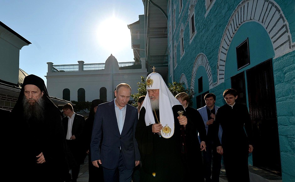 С Патриархом Московским и всея Руси Кириллом во время посещения Русского на Афоне Свято-Пантелеимонова монастыря.
