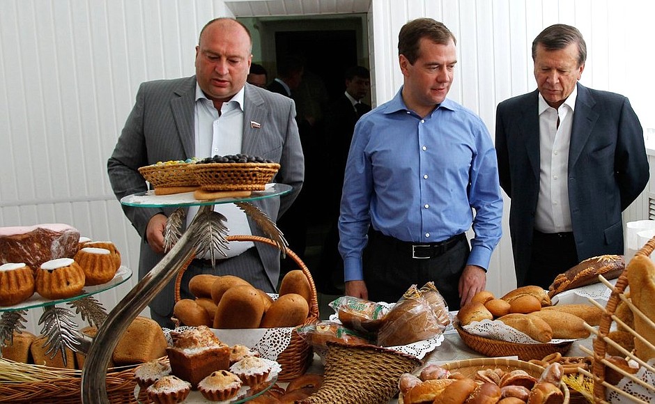 At Saburov Milling Plant. With First Deputy Prime Minister Viktor Zubkov (right) and plant CEO Alexander Polyakov.
