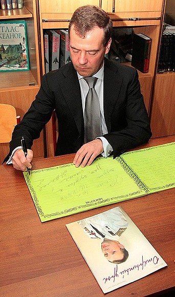Writing in the book of guests at the Lytkarino College of Technology, Economics and Entrepreneurship.