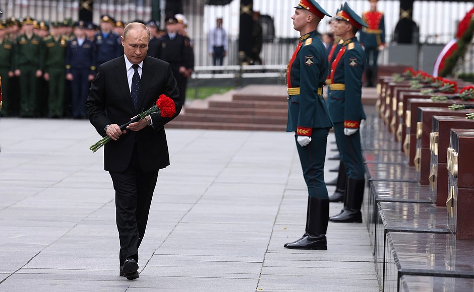 Vladimir Putin lays flowers at the Hero City obelisks and the memorial sign for the Cities of Military Glory.
