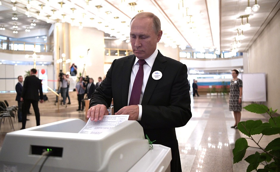 Vladimir Putin cast his vote at mayoral elections.