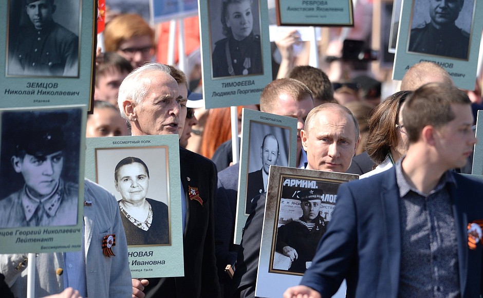 Vladimir Putin joined the Immortal Regiment march with a photograph of his father, who fought in the war. Photo: may9.ru