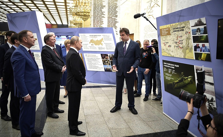 Владимир Путин ознакомился с проектами «Поискового движения России», представленными в Музее Победы на Поклонной горе.