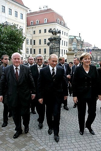 Arriving at the Green Vault jewellery museum. With the Federal Chancellor of Germany, Angela Merkel and the Prime Minister of Saxony, Georg Milbradt.