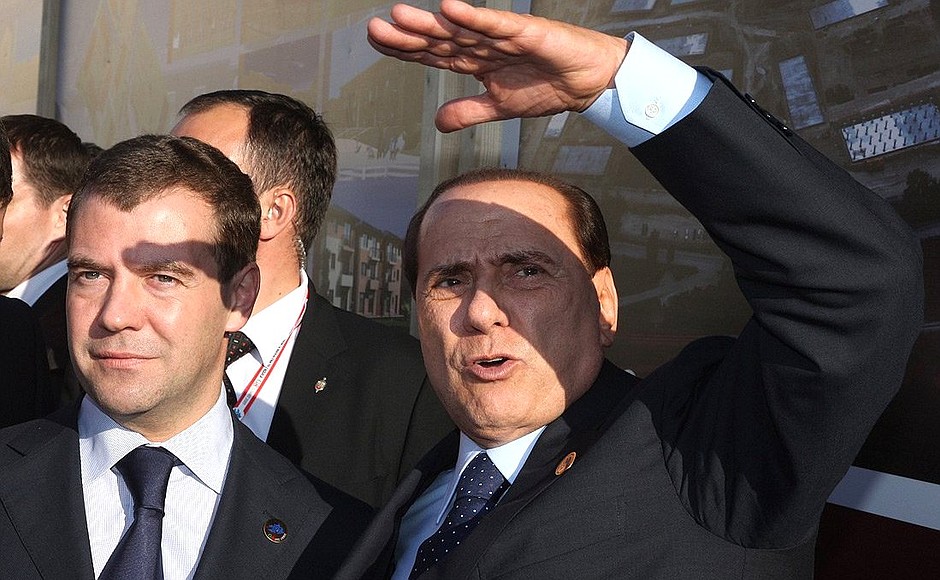 С Председателем Совета министров Италии Сильвио Берлускони во время осмотра исторической части города, пострадавшей в результате землетрясения.