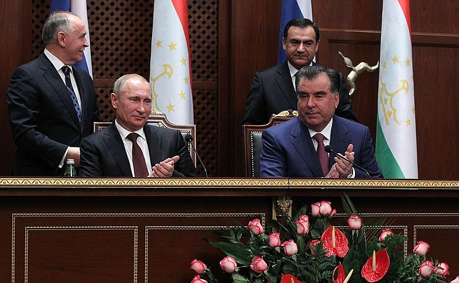 Подписание двусторонних документов по итогам российско-таджикистанских переговоров.