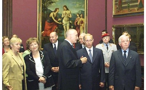 Владимир и Людмила Путины во время осмотра экспозиции Дрезденской картинной галереи.