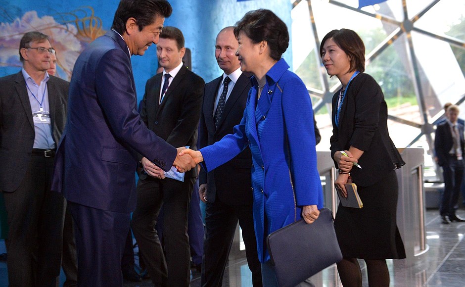 The Primorye Oceanarium of the Far Eastern branch of the Russian Academy of Sciences. Prime Minister of Japan Shinzo Abe and President of the Republic of Korea Park Geun-hye.