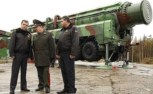 С командующим Ракетными войсками стратегического назначения Николаем Соловцовым (в центре) и Министром обороны Анатолием Сердюковым.