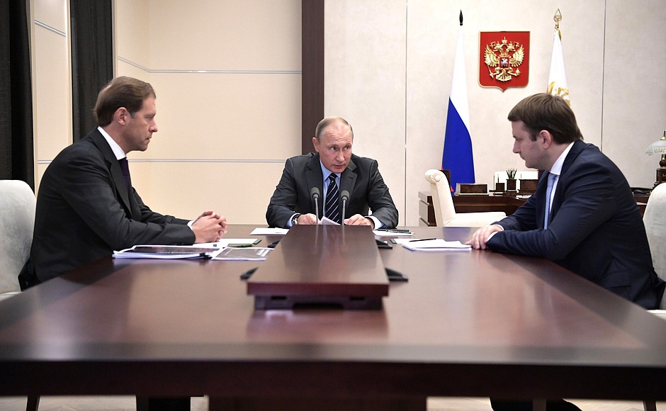 Совещание с Министром экономического развития Максимом Орешкиным (справа) и Министром промышленности и торговли Денисом Мантуровым.