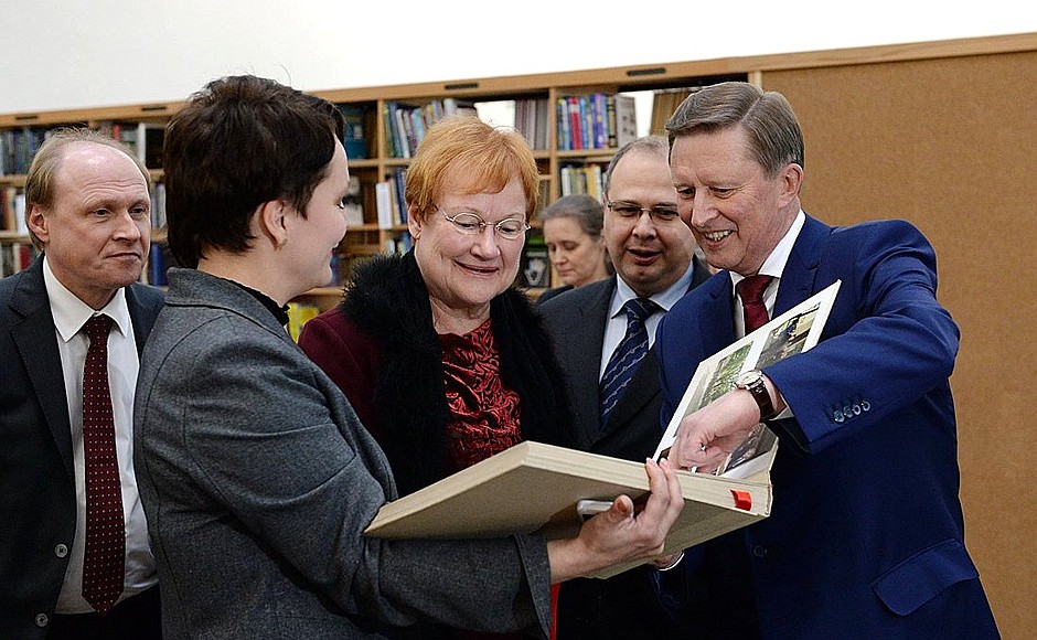 Руководитель Администрации Президента Сергей Иванов и экс-президент Финляндии Тарья Халонен в Центральной городской библиотеке Выборга.