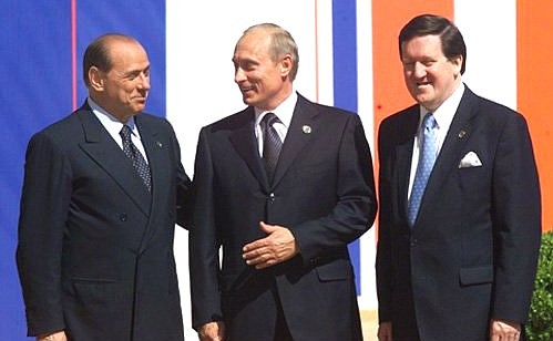 С Председателем Совета министров Италии Сильвио Берлускони и Генеральным секретарем НАТО Джорджем Робертсоном (справа) во время церемонии встречи у входа в офицерский клуб базы Пратика-ди-Маре.