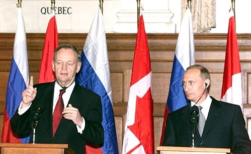 President Vladimir Putin and Canadian Prime Minister Jean Chretien address a joint news conference.
