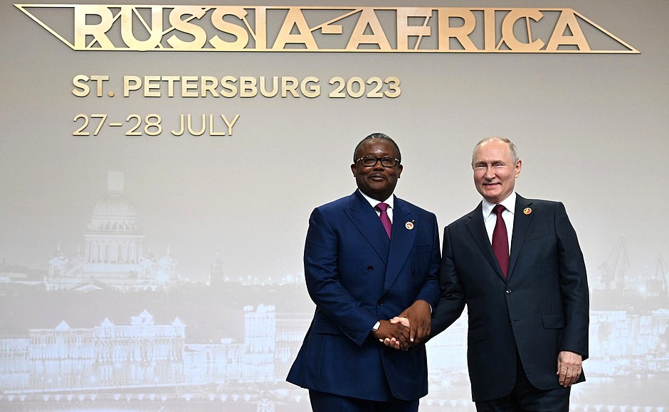 Before the Gala reception for participants in the second Russia–Africa Summit. With President of Guinea-Bissau Umaro Sissoco Embalo.