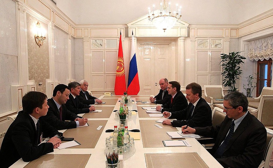 В ходе встречи с Премьер-министром Киргизии Алмазбеком Атамбаевым.