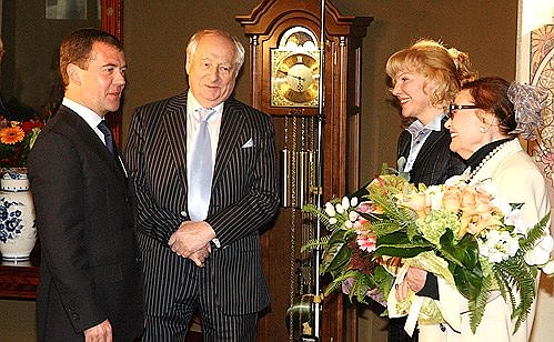 С художественным руководителем театра «Ленком» Марком Захаровым, его дочерью актрисой Александрой Захаровой и женой Ниной Лапшиной (слева направо).