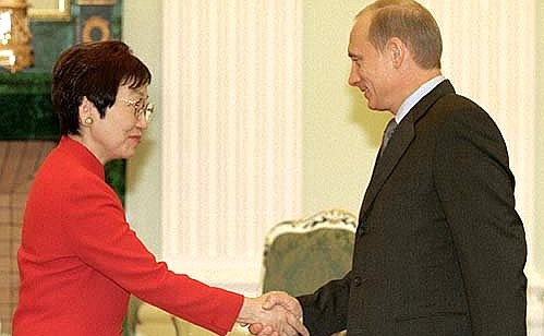President Putin with Japanese Foreign Minister Yoriko Kawaguchi.