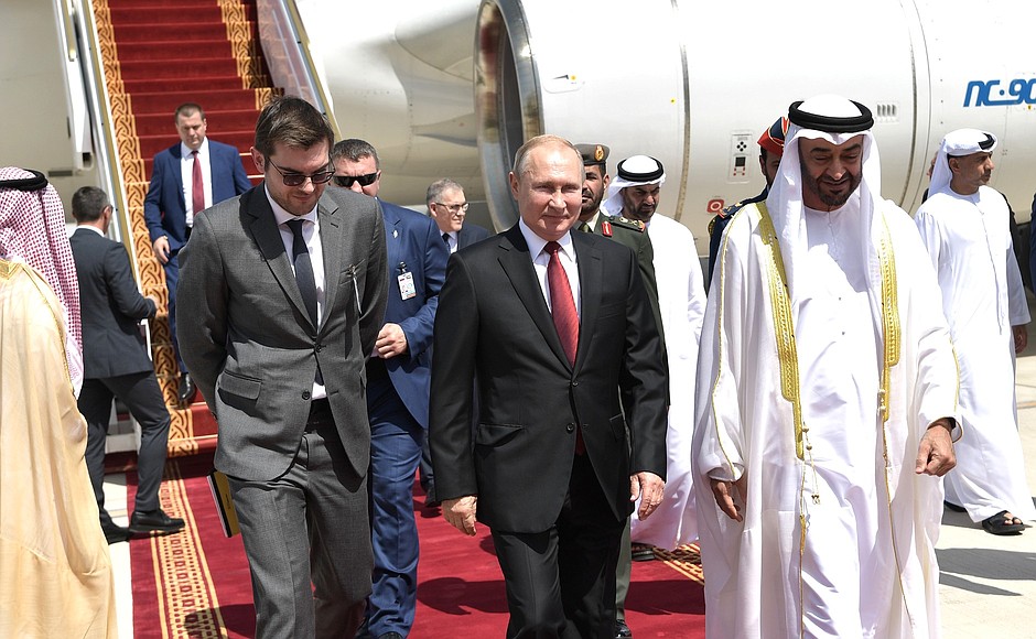 Владимир Путин прибыл в Абу-Даби. С Наследным принцем Абу‑Даби, заместителем Верховного главнокомандующего вооружёнными силами Объединённых Арабских Эмиратов Мухаммедом бен Заидом Аль Нахайяном.