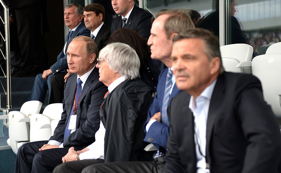 На российском этапе чемпионата мира «Формулы-1». Слева направо: Владимир Путин, президент «Формулы-1» Берни Экклстоун, почётный член Международного олимпийского комитета Жан-Клод Килли и президент Международной федерации хоккея Рене Фазель.