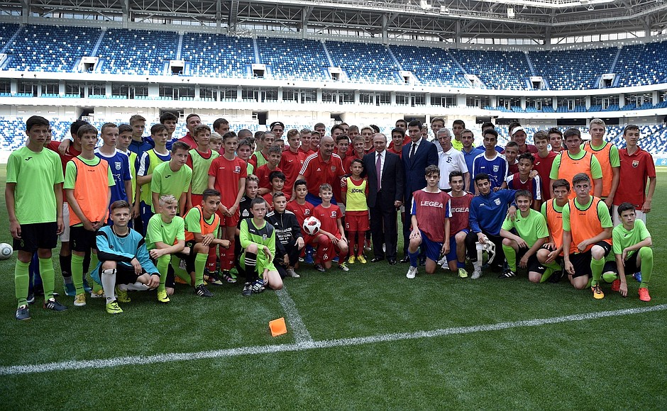 В ходе посещения стадиона «Калининград» Владимир Путин пообщался с юными футболистами.