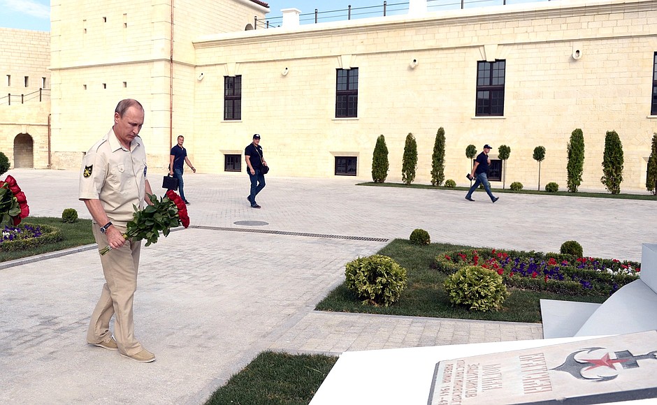 Владимир Путин возложил цветы к памятнику защитникам Константиновской батареи.