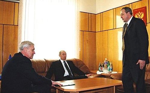 С полномочным представителем Президента в Сибирском федеральном округе Леонидом Драчевским (слева) и губернатором Иркутской области Борисом Говориным.