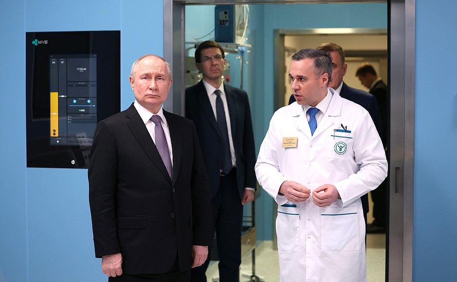 During a visit to the Tula Regional Oncology Centre. With Presidential Plenipotentiary Envoy to the Central Federal District Igor Shchegolev, centre, and Acting Chief Physician of the Oncology Centre Dmitry Istomin.