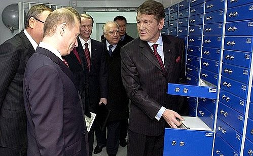 Владимир Путин и Виктор Ющенко осматривают депозитарий Внешторгбанка (Украина), дочернего банка ВТБ.
