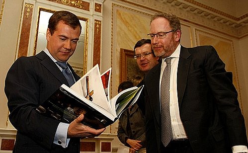 С главным редактором информационного агентства Рейтер Дэвидом Шлесингером (справа) и руководителем бюро в России и странах СНГ Майклом Стоттом.