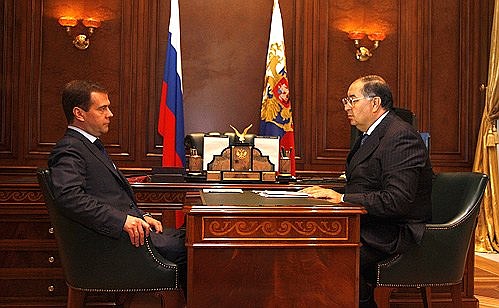 С генеральным директором ООО «Газпроминвестхолдинг», совладельцем холдинга «Металлоинвест» Алишером Усмановым.