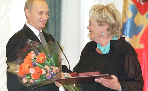 Церемония вручения премий в области литературы и искусства 2001 года. Премия Президента вручена художественному руководителю театра «Современник» Галине Волчек.