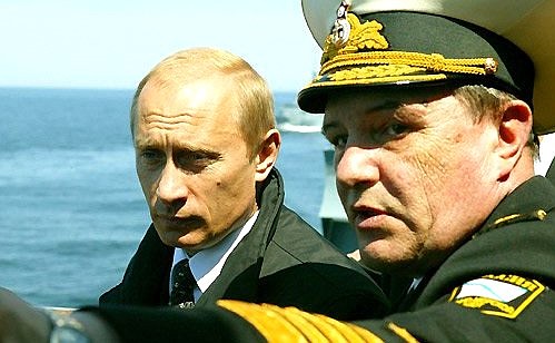 На борту ракетного крейсера «Маршал Устинов» с главнокомандующим ВМФ Владимиром Куроедовым во время тактических учений Балтийского и Северного флотов.