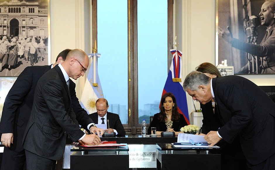 Bilateral agreement signing ceremony. Chief Executive Officer of Roasatom state atomic energy corporation Sergei Kirienko and Argentinian Minister of Federal Planning, Public Investment and Services Julio de Vido signing an agreement on cooperation in the peaceful nuclear energy sector.