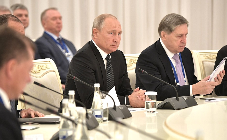 С помощником Президента Юрием Ушаковым во время российско-узбекистанских переговоров в расширенном составе.