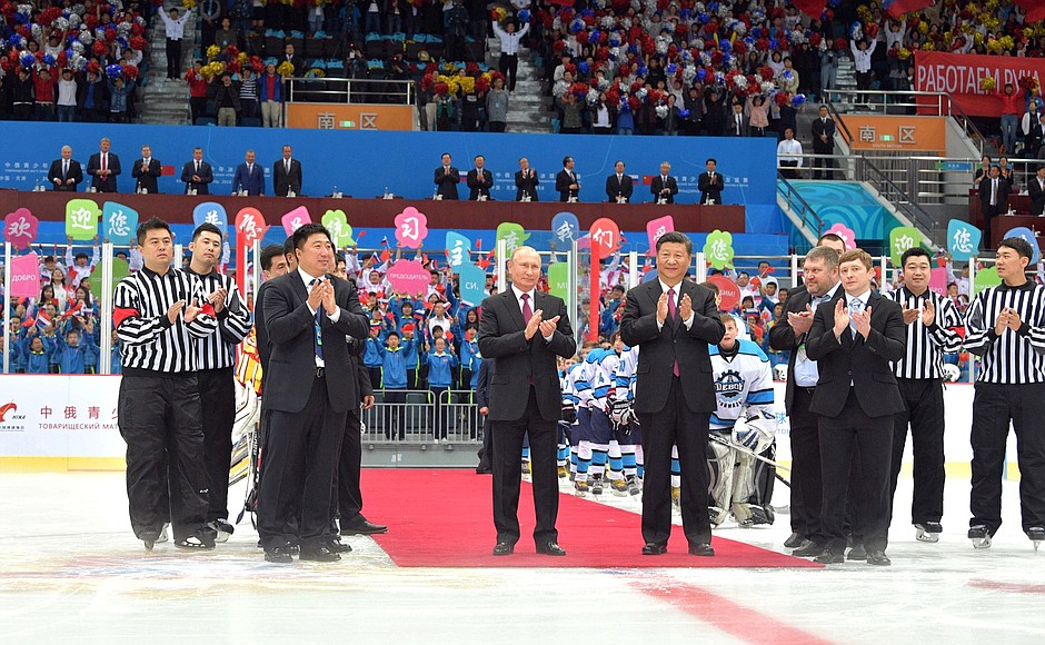 Перед началом хоккейного матча юношеских команд России и Китая.