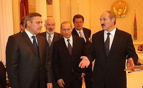 По окончании заседания Высшего Государственного Совета Союзного государства с Президентом Белоруссии Александром Лукашенко (справа), Председателем Правительства России Михаилом Касьяновым (слева).