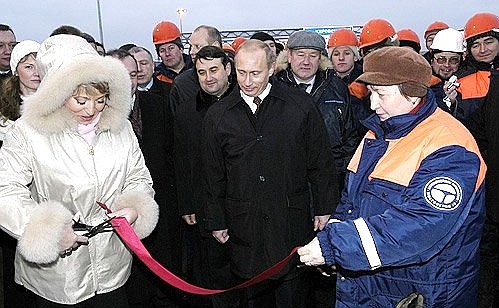 Церемония открытия вантового моста через Неву. На фото слева — губернатор Санкт-Петербурга Валентина Матвиенко.
